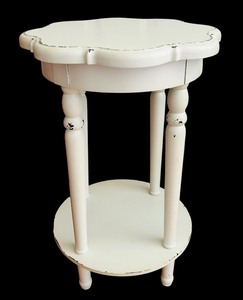 lot 123 image: Small Lightweight Chabby Chic End Table  Accent Table