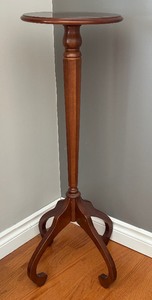 lot 49 image: Dainty Vintage Plant Stand