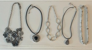 lot 71 image: Five Fine Necklaces