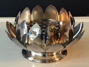 lot 88 image: Reed and Bartons Silver Plated Water Lily Centerpiece