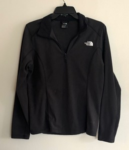 lot 101A image: Womens North Face Size Medium Fleece Shirt
