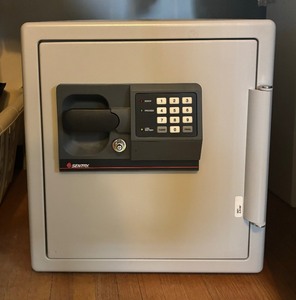lot 270 image: Sentry Safe