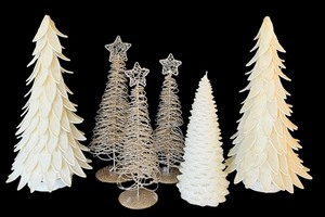 lot 210 image: Pretty Collection of Decorative Christmas Tree Figurines