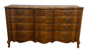 lot 18 image: Vintage French Provincial Dresser