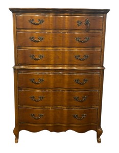 lot 20 image: Vintage French Provincial Chest of Drawers  Dresser