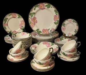lot 328 image: Vintage Franciscan Desert Rose Dinnerware