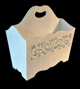 lot 353 image: Vintage White Literature Stand  Magazine Rack