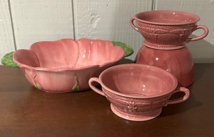 lot 375 image: Variety of Pretty Pink Bowls by Franciscan, Decma and Barcelona