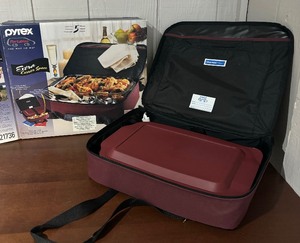 lot 403 image: Pyrex Portables Baking Pan with Carrying Case