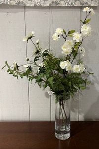 lot 418 image: Pretty Faux Floral Decor