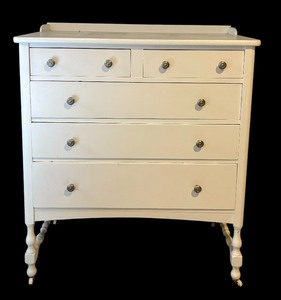 lot 14A image: White Vintage Dresser
