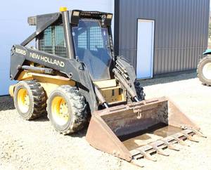 lot 6 image: New Holland  LX 565 Skid Loader, 50 H.P. Diesel Engine