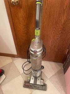 lot 11 image: Hoover Air Steerable Bagless Upright Vacuum Cleaner
