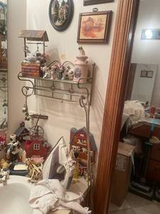 lot 19 image: Collection of Farmhouse Decor with Rowenta Iron