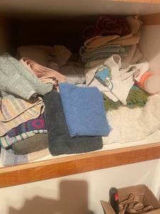 lot 28 image: Collection of Assorted Bath Towels and Hand Towels