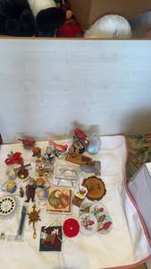 lot 37 image: Collection of Assorted Small Decor and Vintage Items