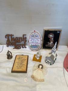lot 42 image: Inspirational Decor Set Including Figurines and Plaques