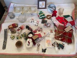 lot 50 image: Collection of Holiday and Christmas Decorations and Ornaments