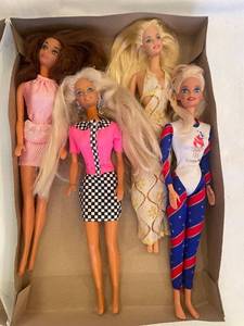 lot 53 image: Set of 8 Vintage Barbie Fashion Dolls with Outfits