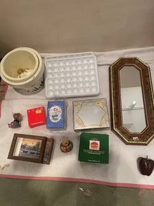 lot 61 image: Assorted Vintage Decor Items and Avon Collectibles