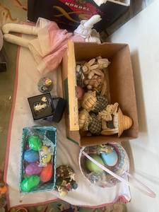 lot 82 image: Set of Easter and Spring Themed Collectibles