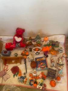 lot 114 image: Collection of Fall and Halloween Decor Items