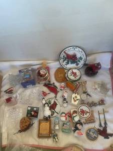 lot 115 image: Collection of Holiday and Christmas Themed Decorative Items