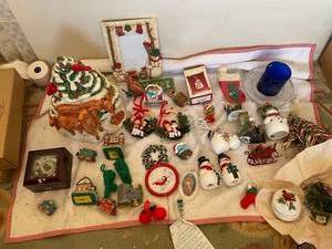 lot 122 image: Collection of Assorted Holiday Decorations and Miniatures