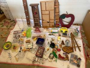 lot 130 image: Collection of Household Decor and Miniature Figurines