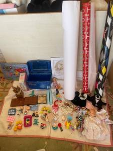 lot 132 image: Assorted Collection of Toys, Books, Wrapping Papers, and Trinkets
