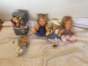 lot 135 image: Collection of 5 Vintage Porcelain Dolls with Varying Outfits