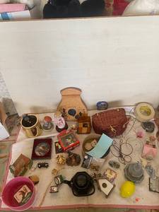 lot 136 image: Large Assortment of Vintage and Collectible Decorative Items