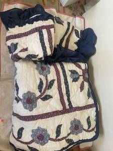 lot 137 image: Floral Patchwork Quilt with Ruffled Pillowcases