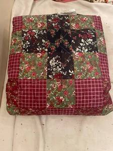 lot 138 image: Floral Patchwork Quilt 101 x 86 Inches