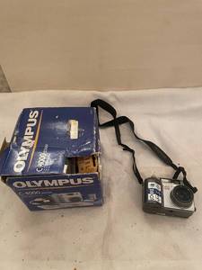 lot 140 image: Olympus C-4000 Zoom Digital Camera with Original Packaging