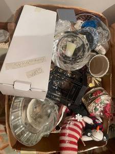 lot 144 image: Assorted Holiday and Home Decor Collection