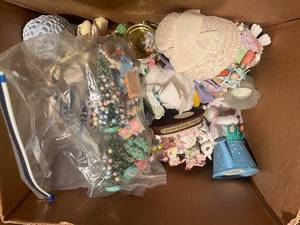 lot 145 image: Assorted Easter and Springtime Decorations Collection