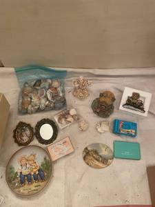 lot 159 image: Eclectic Collection of Decorative Sea Shells and Figurines