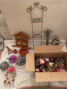 lot 162 image: Collection of Assorted Holiday and Decorative Items