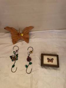 lot 199 image: Butterfly and Insect Decorative Set with Wooden Puzzle and Wall Hooks