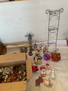 lot 210 image: Collection of Assorted Holiday and Decorative Figurines