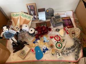 lot 211 image: Assorted Holiday and Vintage Decor Collection