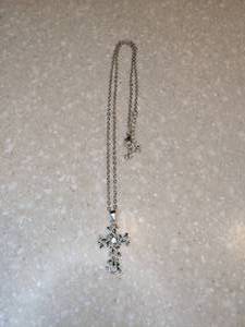lot 435 image: New Flower And Cross Necklace Diamond Leaf Silvery P