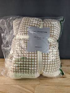lot 59 image: Brand New Sherpa Throw Blanket Fleece Blanket Soft Thick Blanket for Couch, Bed, Sofa Luxurious Warm and Cozy for All Seasons B