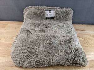 lot 44G image: Brand New Members Mark Hotel Premium Collection Oversized Bath Rug 24x36 Soft Silver N