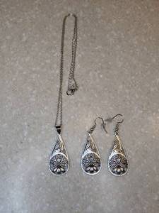 lot 446 image: New Cutout Pear Shaped Necklace And Pierced Earrings Silvery P