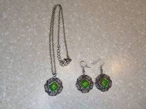 lot 450 image: New Necklace With Pierced Earrings Green Stone Silvery P