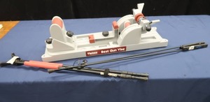 lot 7 image: SWAGGER LITE SHOOTING STICKS  KNEELING SHOOTING STICKS  TIPTON BEST GUN VISE