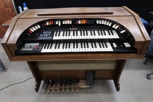 lot 26 image: VINTAGE CONN 552 THEATERETTE 1970 MAHOGANY ORGAN