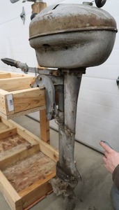 lot 29 image: VINTAGE 1946 FIRESTONE SEA HORSE 5 HP OUTBOARD MOTOR